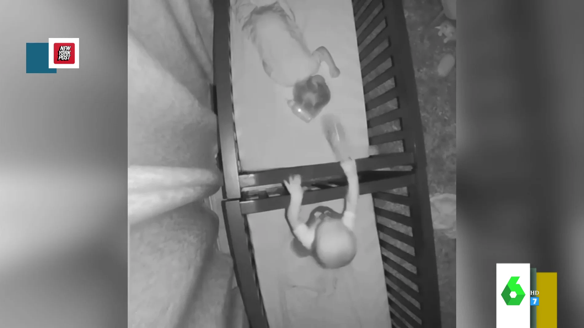 Un bebé, pillado por la cámara nocturna golpeando a su hermano gemelo con el biberón