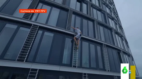 La temeraria hazaña de un escalador: así trepa por un rascacielos sin cuerdas La temeraria hazaña de un escalador: así trepa por un rascacielos sin cuerdas