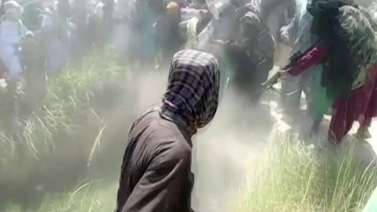 Un talibán dispara su arma hacia el suelo Un talibán dispara su arma hacia el suelo