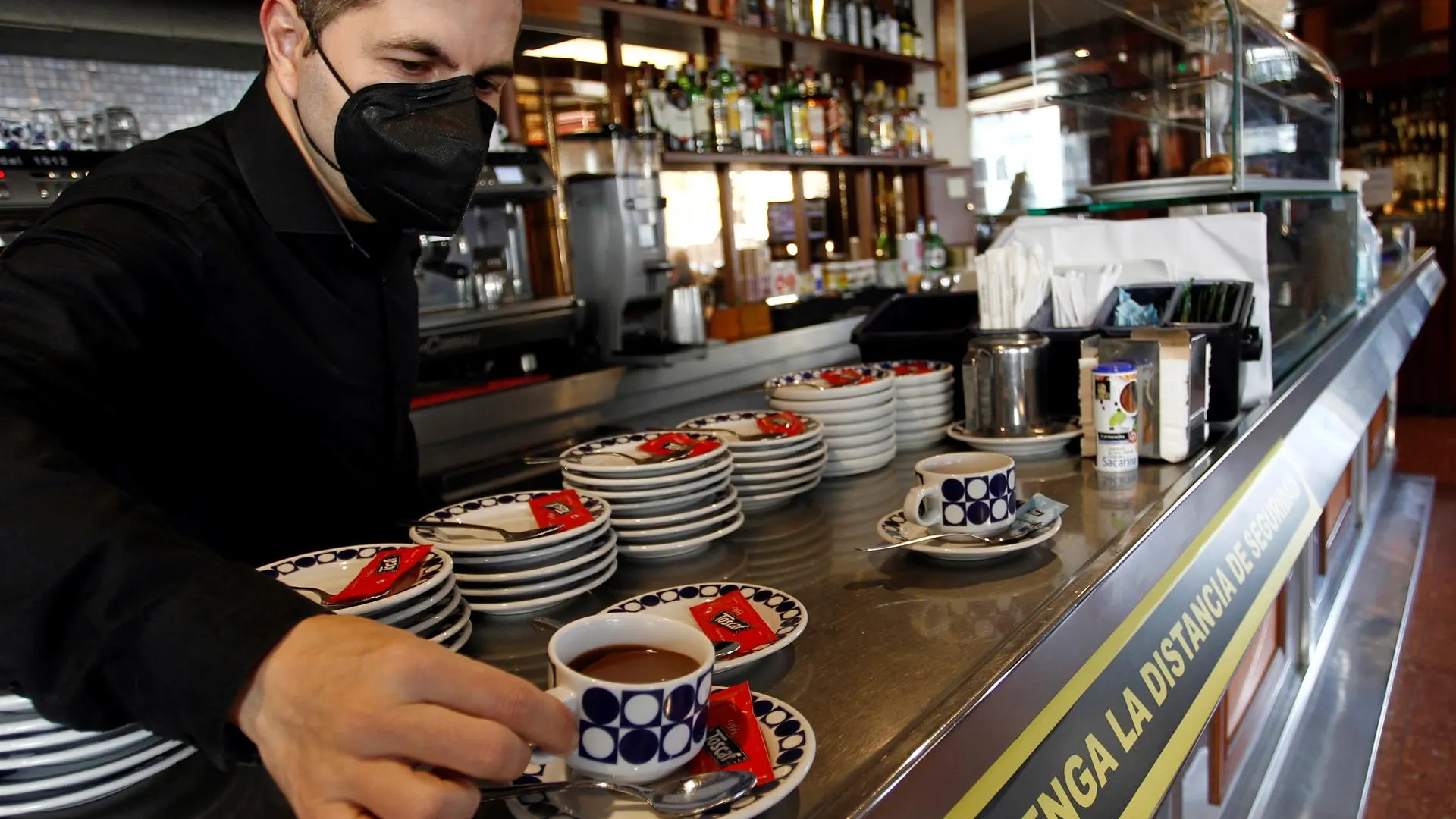 Un hostelero sirve un café en un bar de Galicia