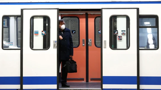 Un hombre espera en la puerta de un vagón del Metro de Madrid Un hombre espera en la puerta de un vagón del Metro de Madrid