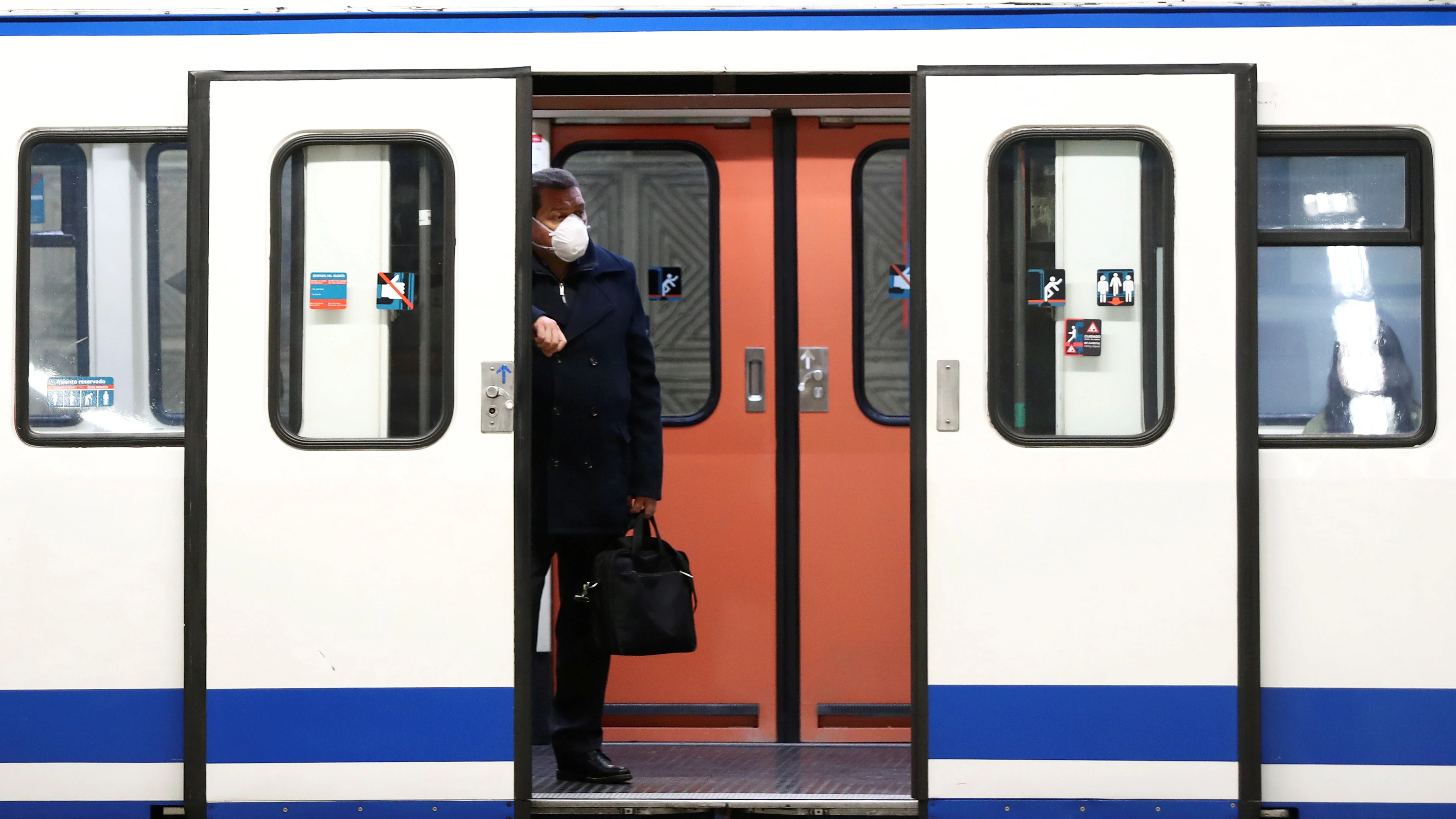 Un hombre espera en la puerta de un vagón del Metro de Madrid