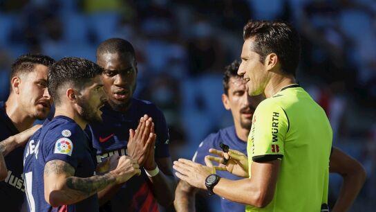 Los jugadores del Atl&eacute;tico protestan una acci&oacute;n