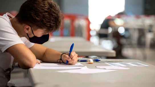 Un estudiante hace un examen Un estudiante hace un examen