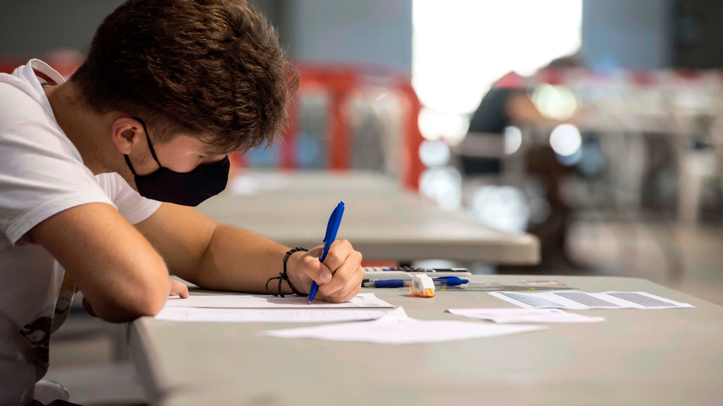 Un estudiante hace un examen Un estudiante hace un examen
