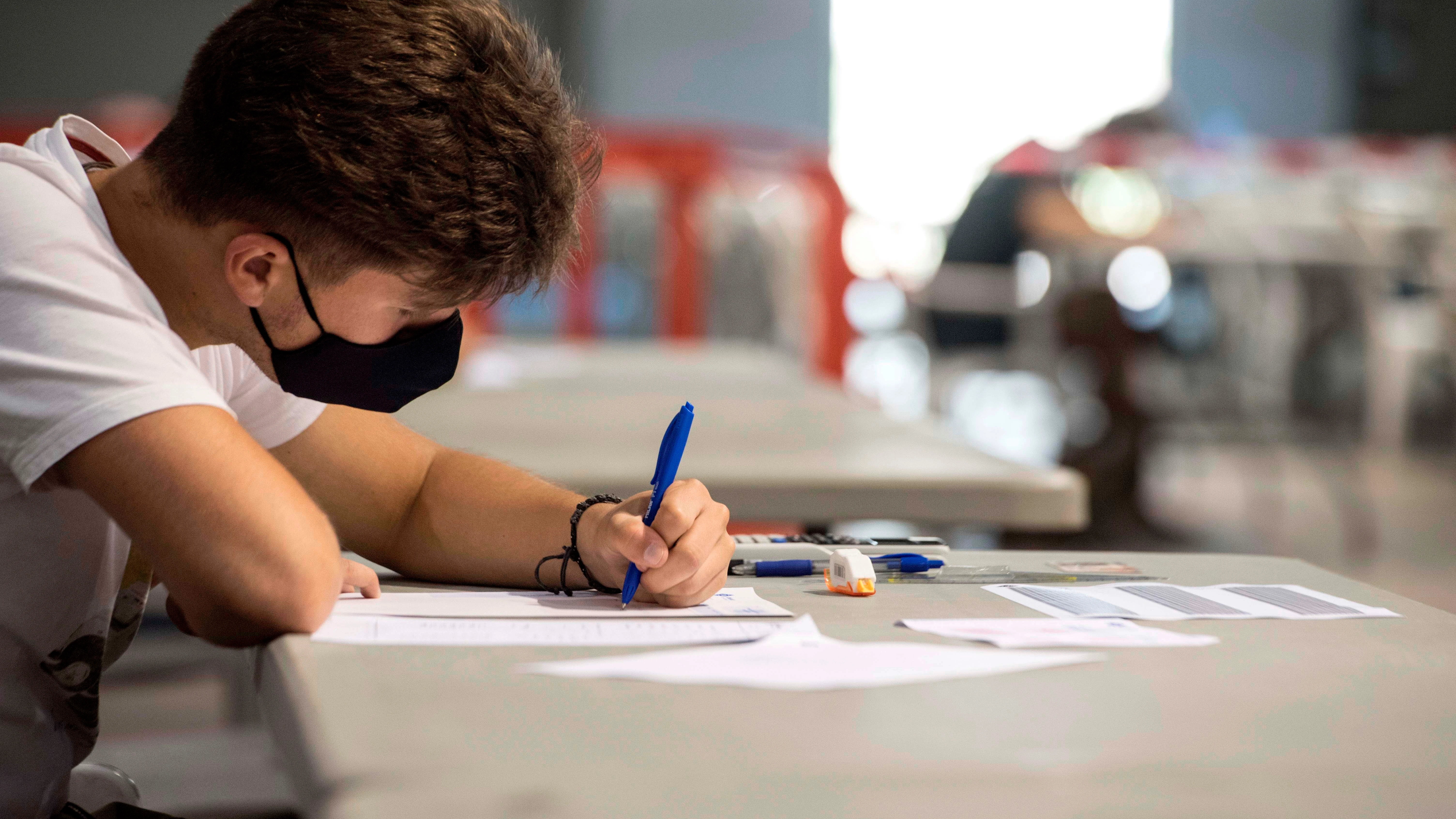 Un estudiante hace un examen