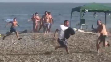 Un narcotraficante huye ante los bañistas que intentan atraparle