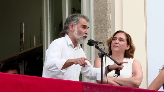 Ada Colau es abucheada en el pregón de las Fiestas de Gracia y Jordi Cuixart sale en su defensa: "No nos dejemos dividir" Ada Colau es abucheada en el pregón de las Fiestas de Gracia y Jordi Cuixart sale en su defensa: "No nos dejemos dividir"
