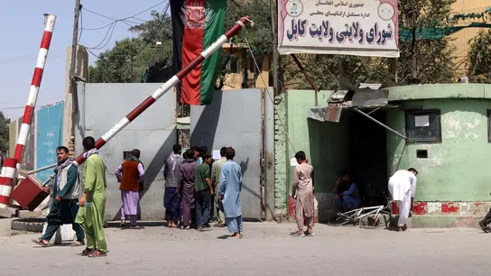 Ciudadanos afganos en Kabul tras alcanzar los talibán las afueras de la ciudad Ciudadanos afganos en Kabul tras alcanzar los talibán las afueras de la ciudad