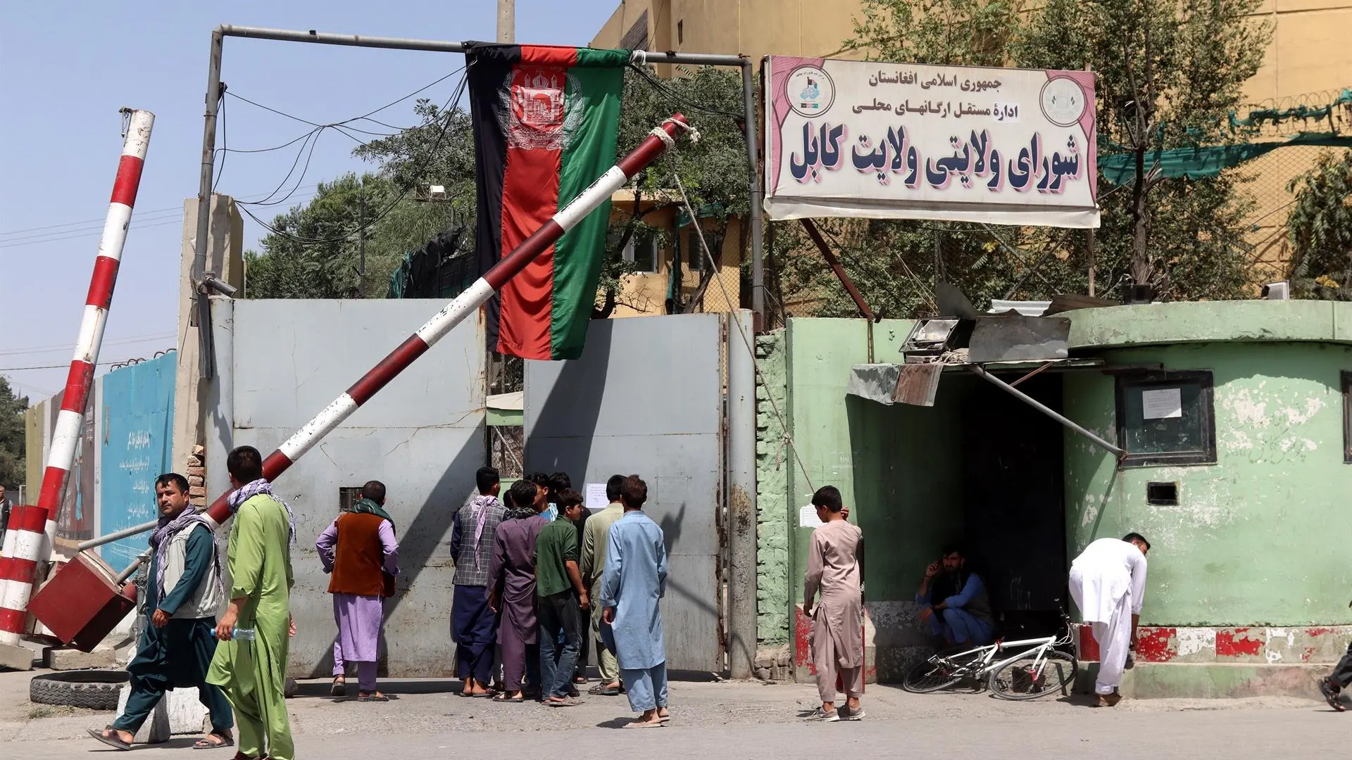 Ciudadanos afganos en Kabul tras alcanzar los talibán las afueras de la ciudad 