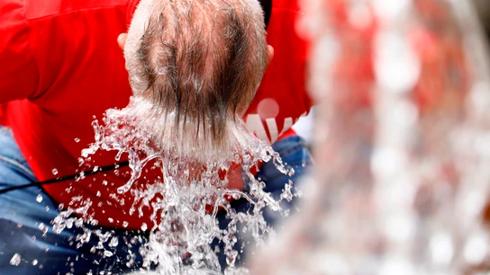 Un hombre se refresca en una fuente para aliviar las altas temperaturas en Córdoba Un hombre se refresca en una fuente para aliviar las altas temperaturas en Córdoba
