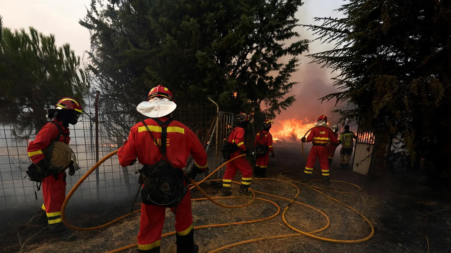 Efectivos de la UME luchan contra las llamas en el incendio declarado en Navalacruz, Ávila