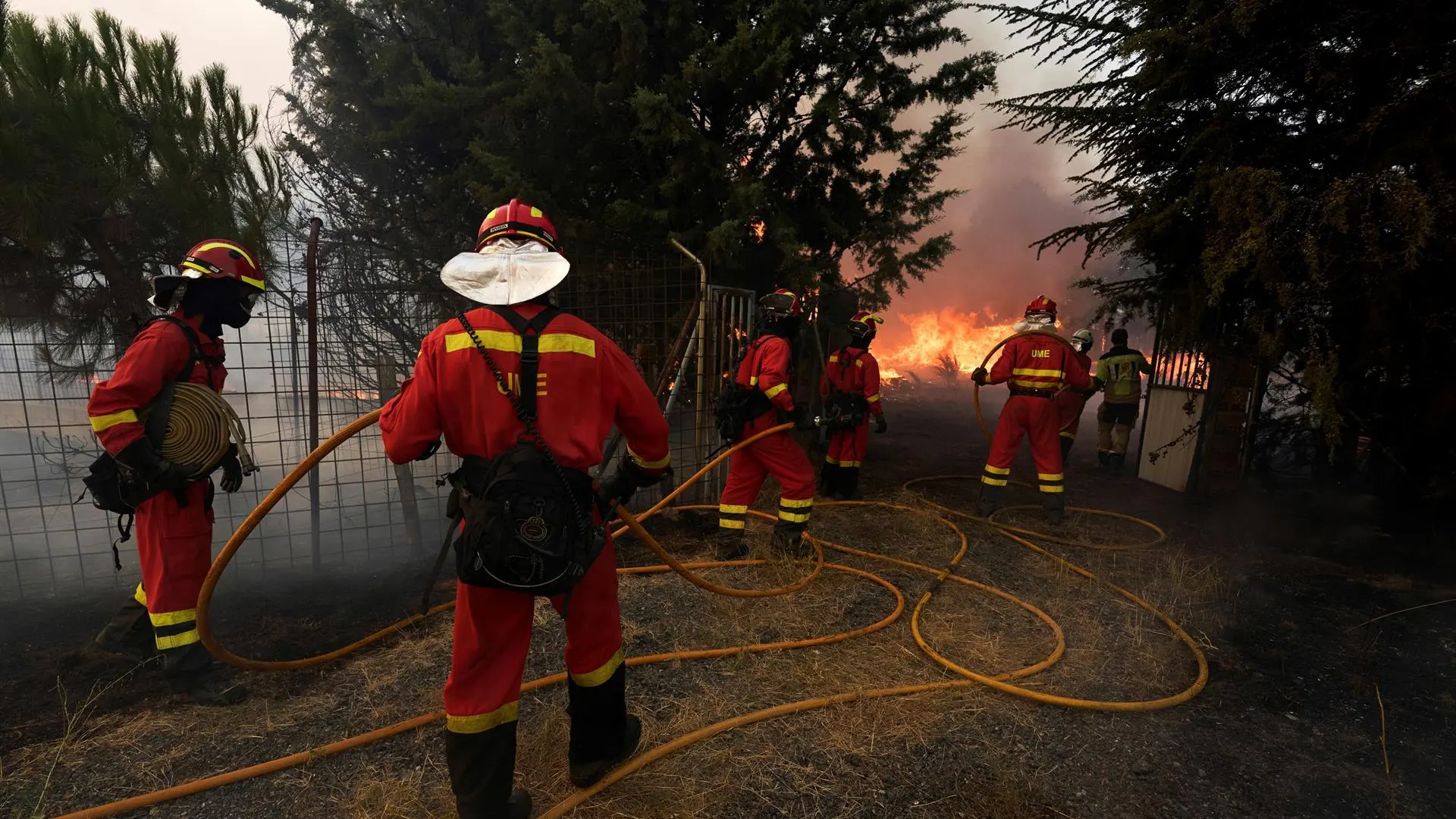 Efectivos de la UME luchan contra las llamas en el incendio declarado en Navalacruz, Ávila