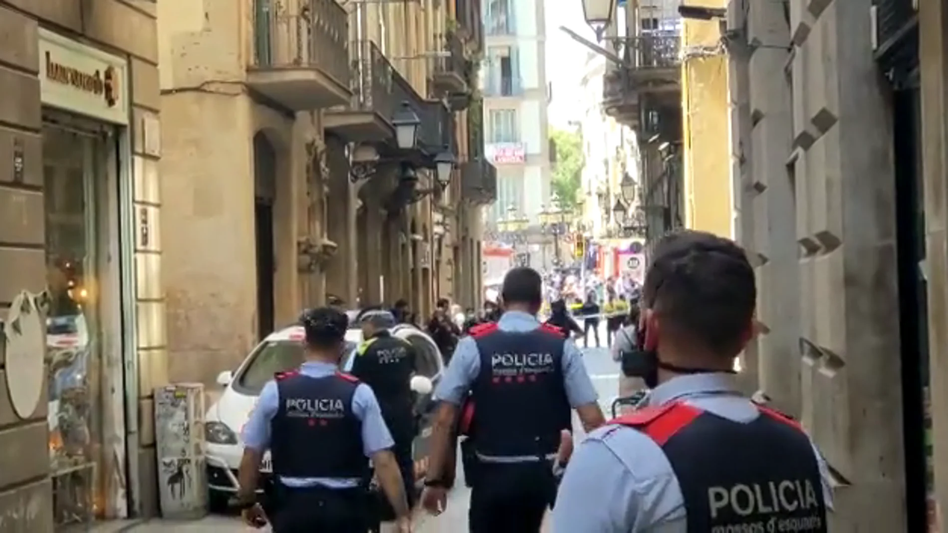 Los Mossos desalojan un hotel de Las Ramblas tras una pequeña explosión