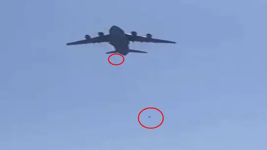 La silueta de varias personas cayendo al vacío desde aviones que despegan de Kabul, en Afganistán La silueta de varias personas cayendo al vacío desde aviones que despegan de Kabul, en Afganistán