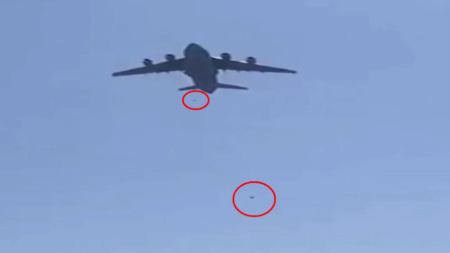 La silueta de varias personas cayendo al vacío desde aviones que despegan de Kabul, en Afganistán La silueta de varias personas cayendo al vacío desde aviones que despegan de Kabul, en Afganistán