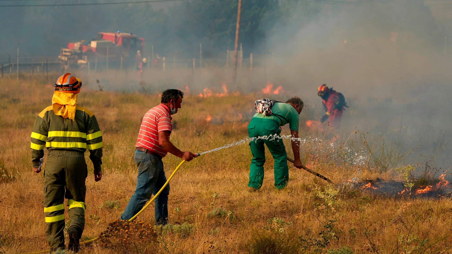 Bomberos y vecinos trabajan en las labores de extinción del incendio declarado en Navalacruz y Cepeda de la Mora y La Parra