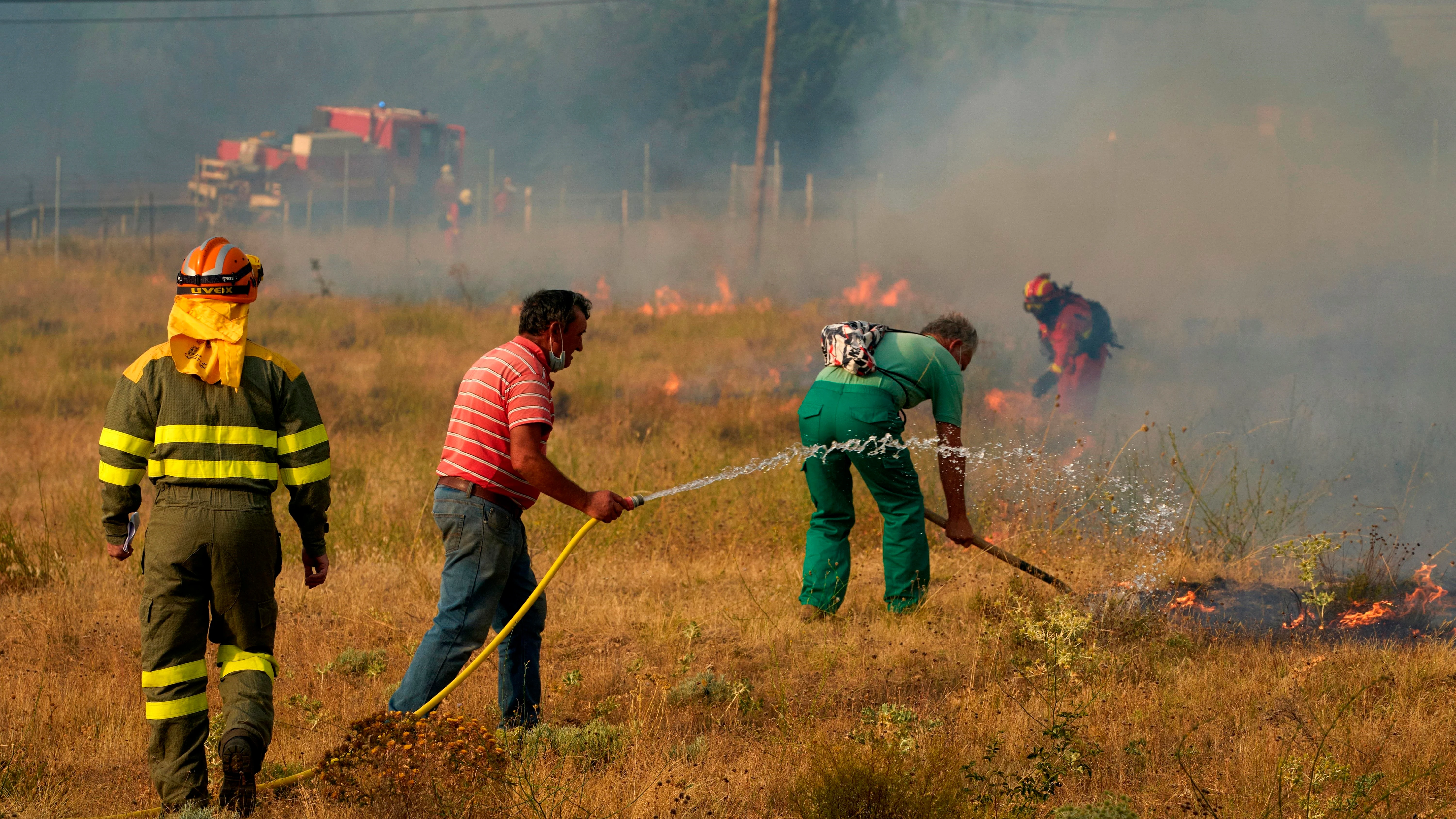 Bomberos y vecinos trabajan en las labores de extinción del incendio declarado en Navalacruz y Cepeda de la Mora y La Parra