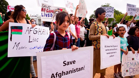 Una niña protesta en EEUU contra la toma de Afganistán por los talibanes. Una niña protesta en EEUU contra la toma de Afganistán por los talibanes.