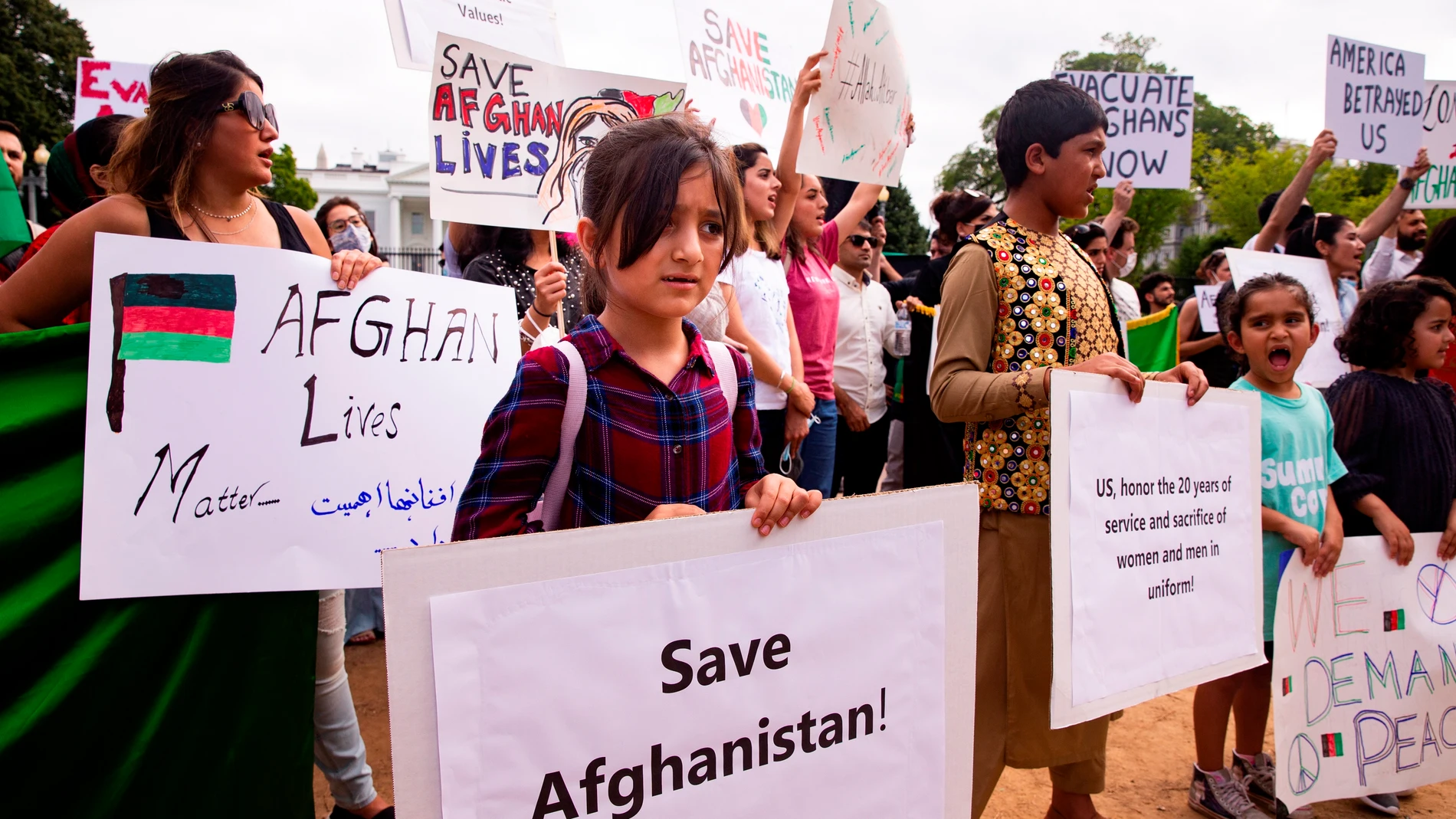 Una niña protesta en EEUU contra la toma de Afganistán por los talibanes.