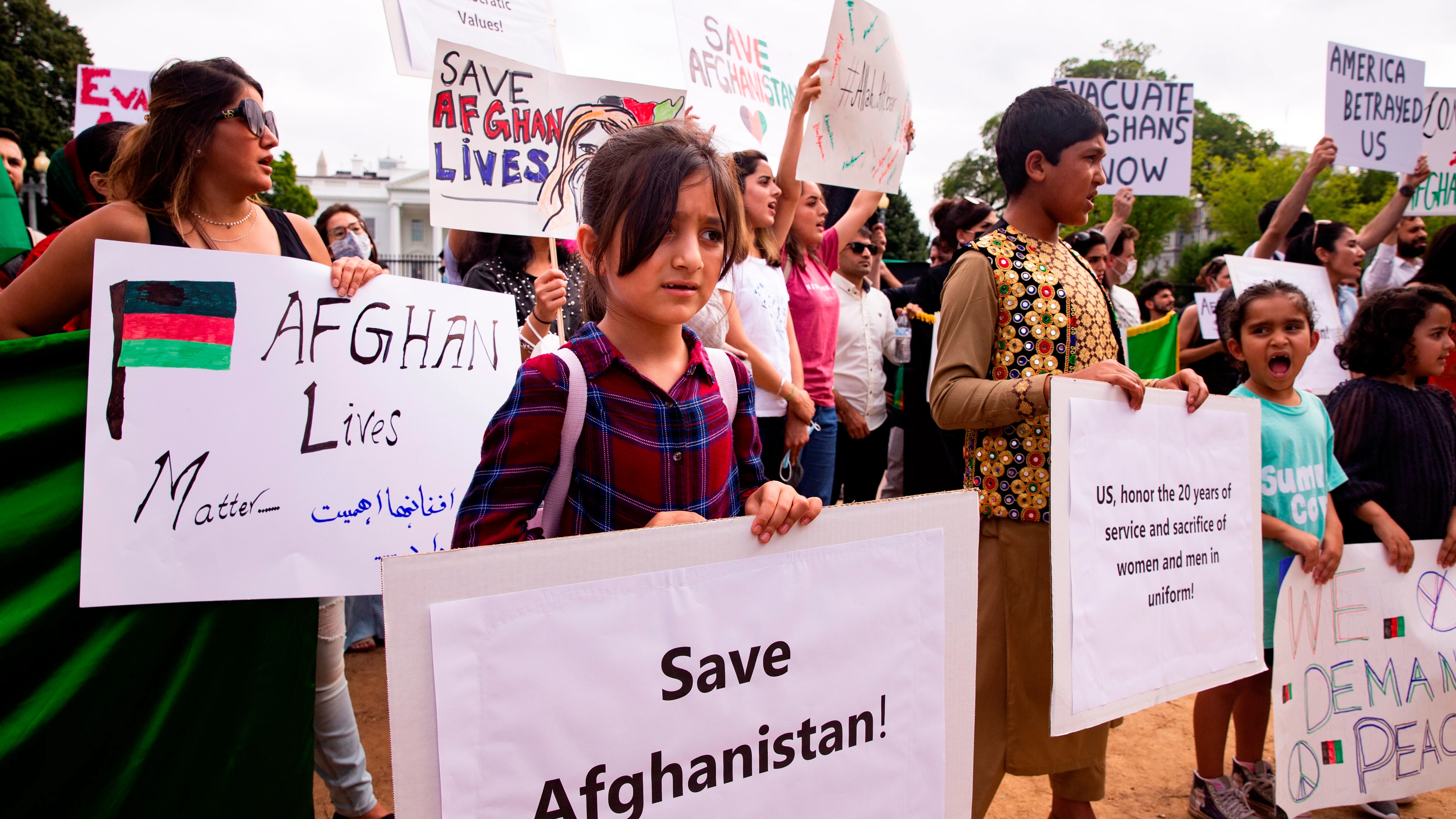 Una niña protesta en EEUU contra la toma de Afganistán por los talibanes.