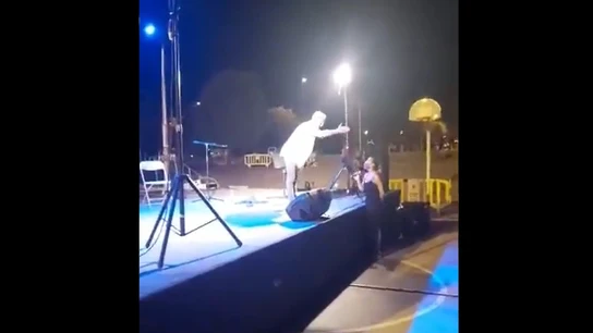 El momento en el que Ylènia Morros interrumpió la actuación. El momento en el que Ylènia Morros interrumpió la actuación.