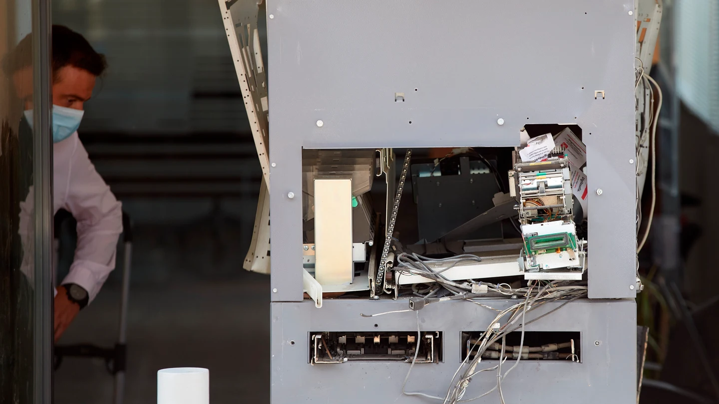 Atraco frustrado en Girona: vuelan un cajero con explosivos pero no pueden acceder al dinero Atraco frustrado en Girona: vuelan un cajero con explosivos pero no pueden acceder al dinero
