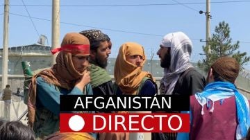 Un grupo de talibanes, frente al aeropuerto de Kabul, en Afganistán, desde donde miles de personas intentan huir