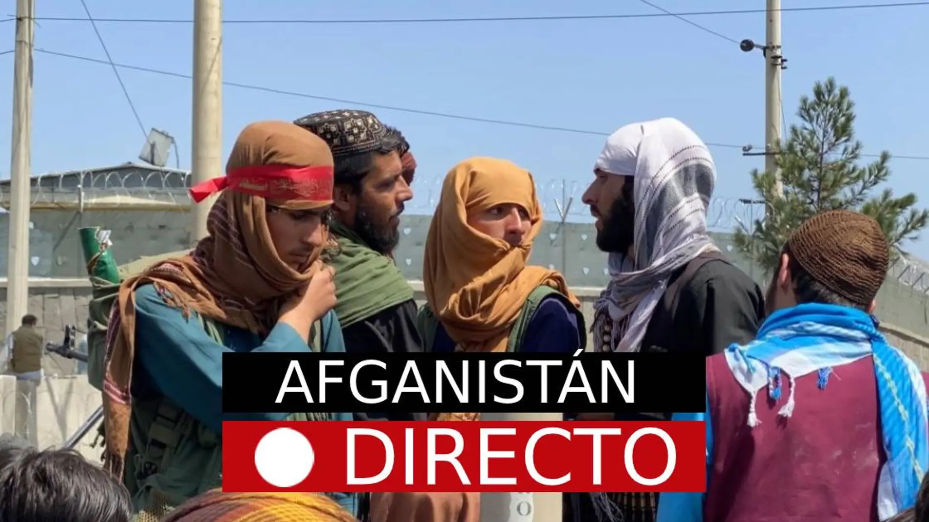 Un grupo de talibanes, frente al aeropuerto de Kabul, en Afganistán, desde donde miles de personas intentan huir