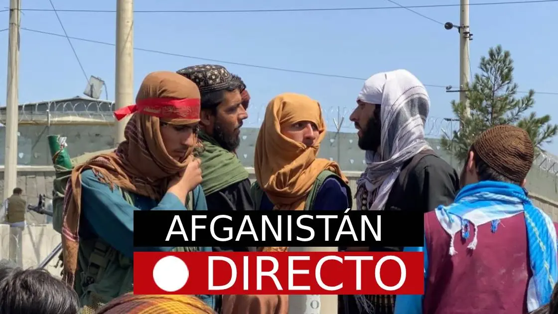 Un grupo de talibanes, frente al aeropuerto de Kabul, en Afganistán, desde donde miles de personas intentan huir