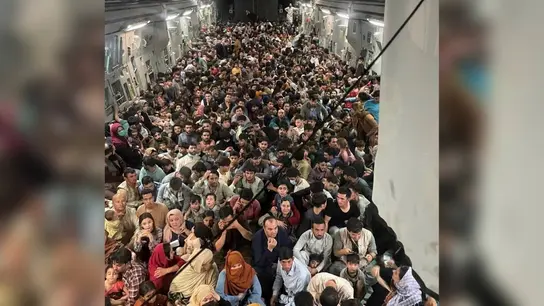 Cientos de afganos se agolpan dentro de un avión con capacidad para seis veces menos Cientos de afganos se agolpan dentro de un avión con capacidad para seis veces menos