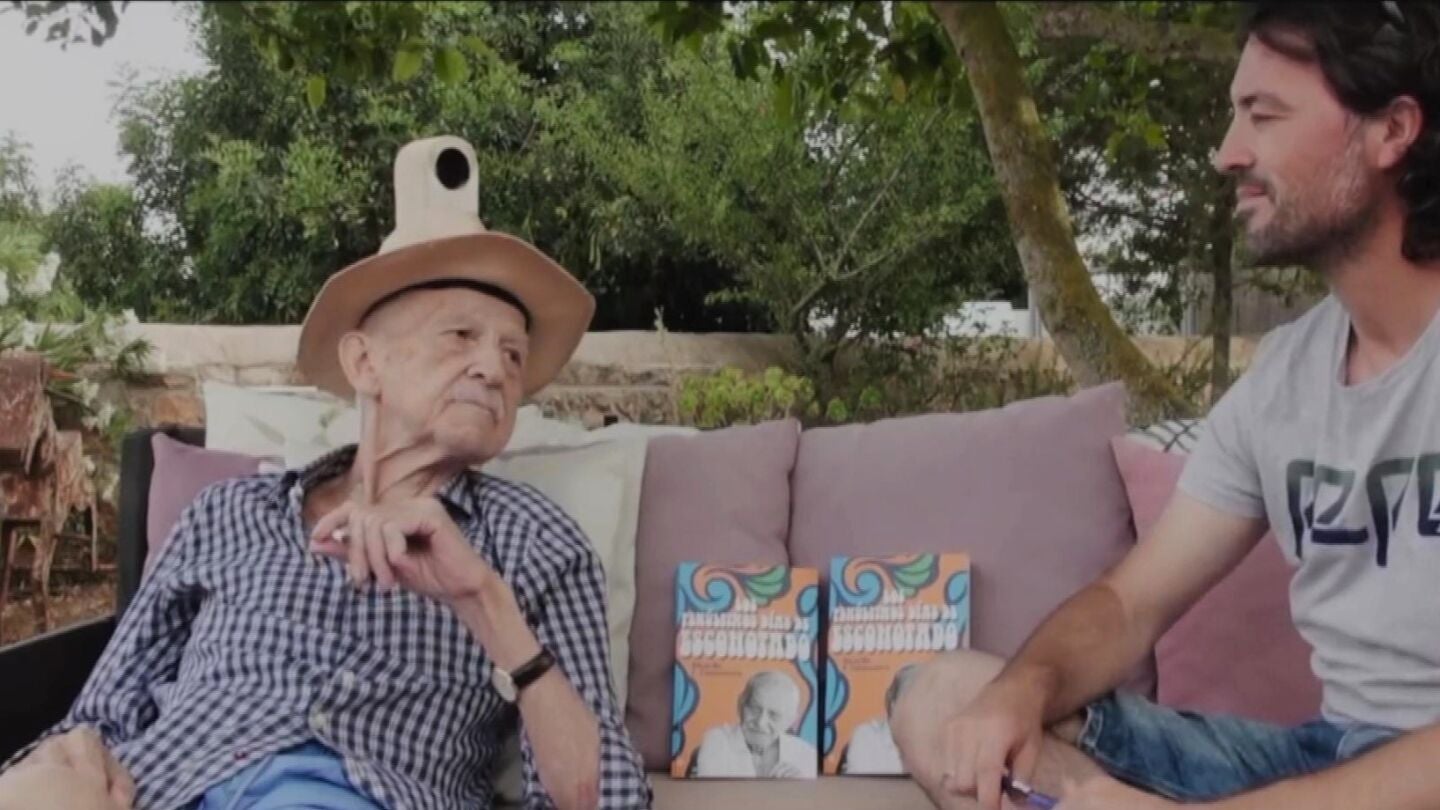 Antonio Escohotado con Ricardo F. Colmenero, autor de 'Los pen&uacute;ltimos d&iacute;as de Escohotado"