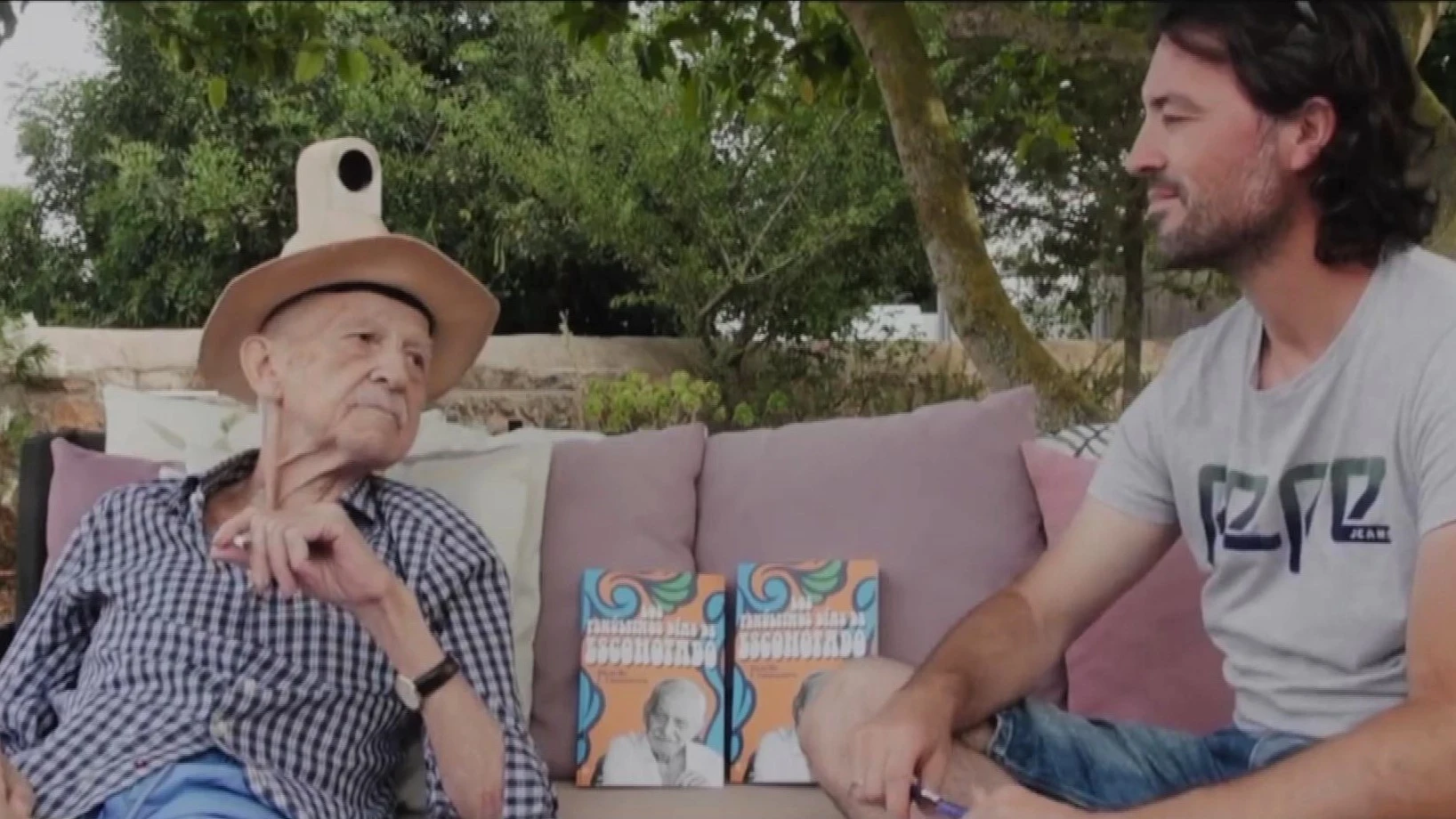 Antonio Escohotado con Ricardo F. Colmenero, autor de 'Los penúltimos días de Escohotado"