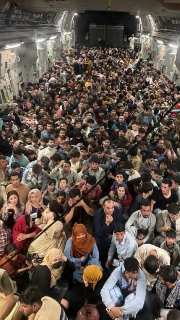 Evacuación de afganos en un avión militar estadounidense