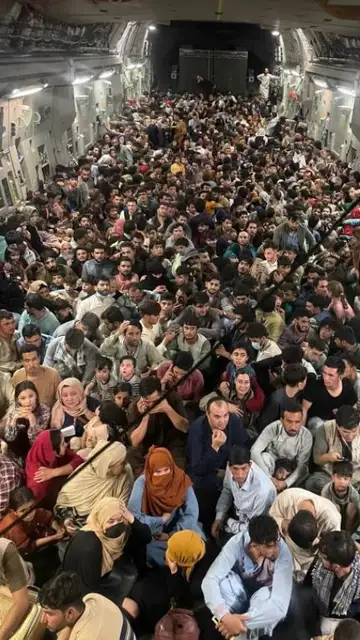 Evacuación de afganos en un avión militar estadounidense Evacuación de afganos en un avión militar estadounidense