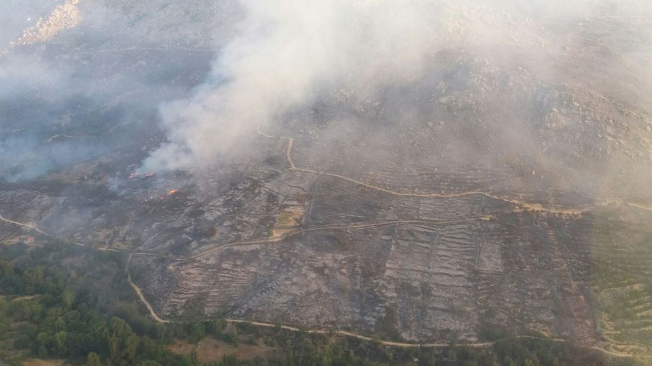 El incendio de Navalacruz (Ávila) ha arrasado ya 12.000 hectáreas y en su extinción hoy trabajan medios aéreos - Vimarsana News