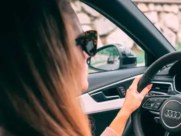 Mujer conduciendo Mujer conduciendo