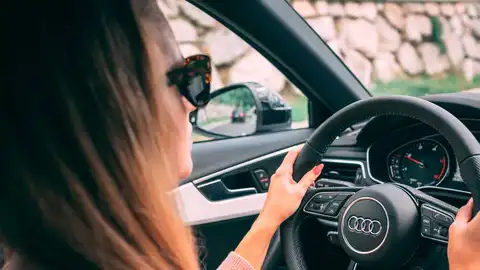 Mujer conduciendo Mujer conduciendo