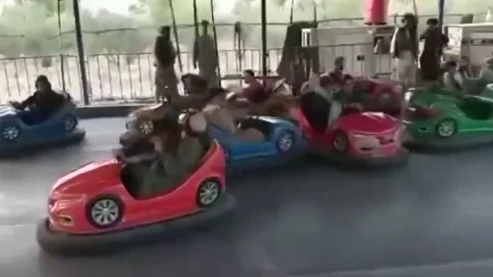 Un grupo de talibanes monta en unos coches de choque en Afganistán Un grupo de talibanes monta en unos coches de choque en Afganistán