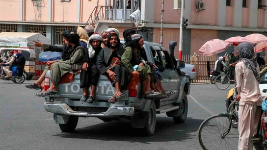 Un grupo de talibanes circulando por las calles de Kandahar, en Afganistán Un grupo de talibanes circulando por las calles de Kandahar, en Afganistán