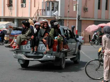 Un grupo de talibanes circulando por las calles de Kandahar, en Afganistán