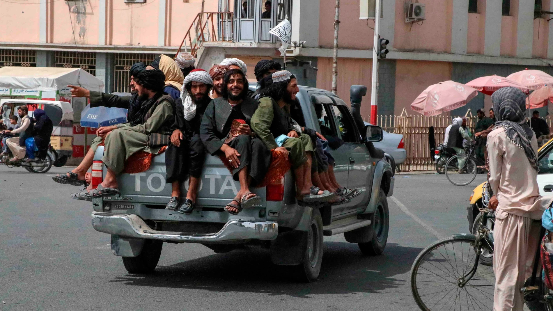 Un grupo de talibanes circulando por las calles de Kandahar, en Afganistán