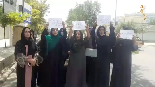 Mujeres protestan por sus derechos en Kabul. Mujeres protestan por sus derechos en Kabul.