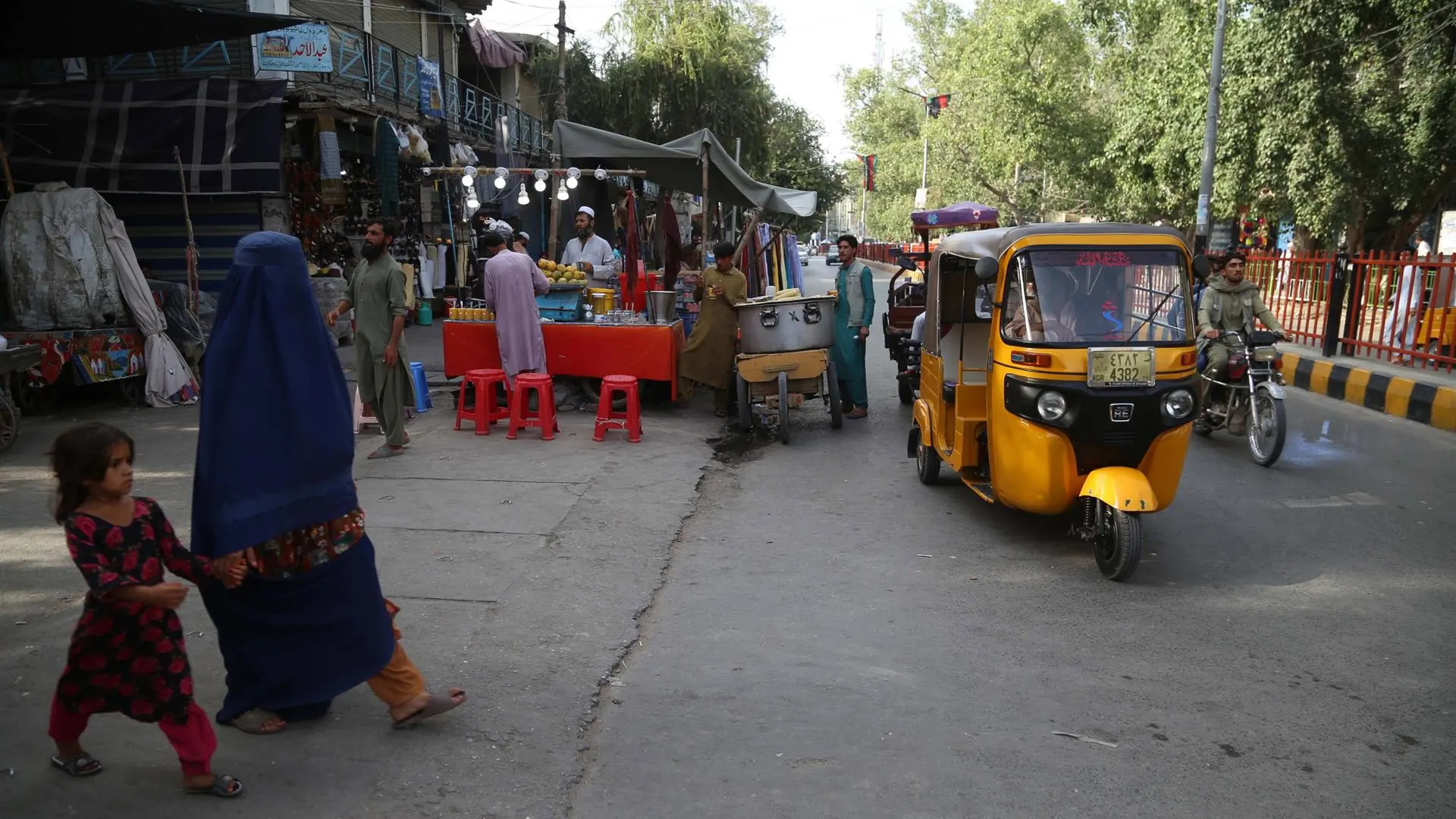 Una mujer con burka y su hija caminan por las calles de Jalalabad, en Afganistán.