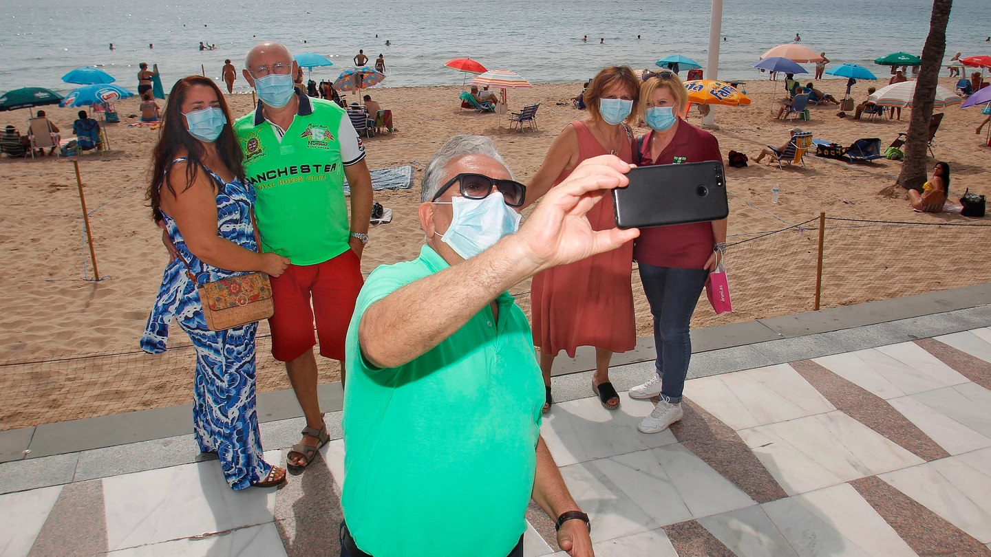 Un grupo de viajeros del Imserso se toman una fotografía. Un grupo de viajeros del Imserso se toman una fotografía.