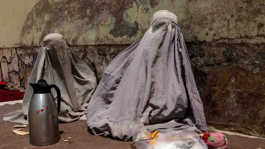 Imagen de archivo de dos mujeres afganas obligadas a llevar burka, como marca la sharía Imagen de archivo de dos mujeres afganas obligadas a llevar burka, como marca la sharía