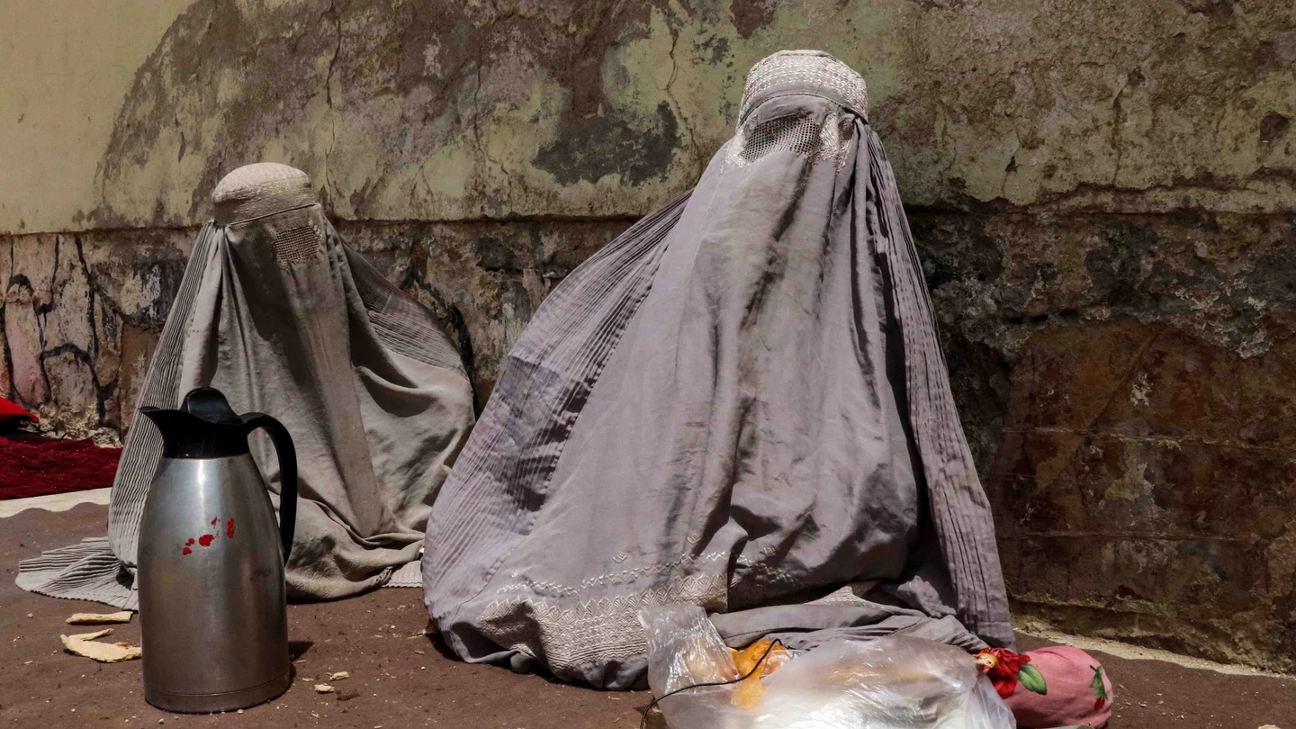 Imagen de archivo de dos mujeres afganas obligadas a llevar burka, como marca la sharía Imagen de archivo de dos mujeres afganas obligadas a llevar burka, como marca la sharía