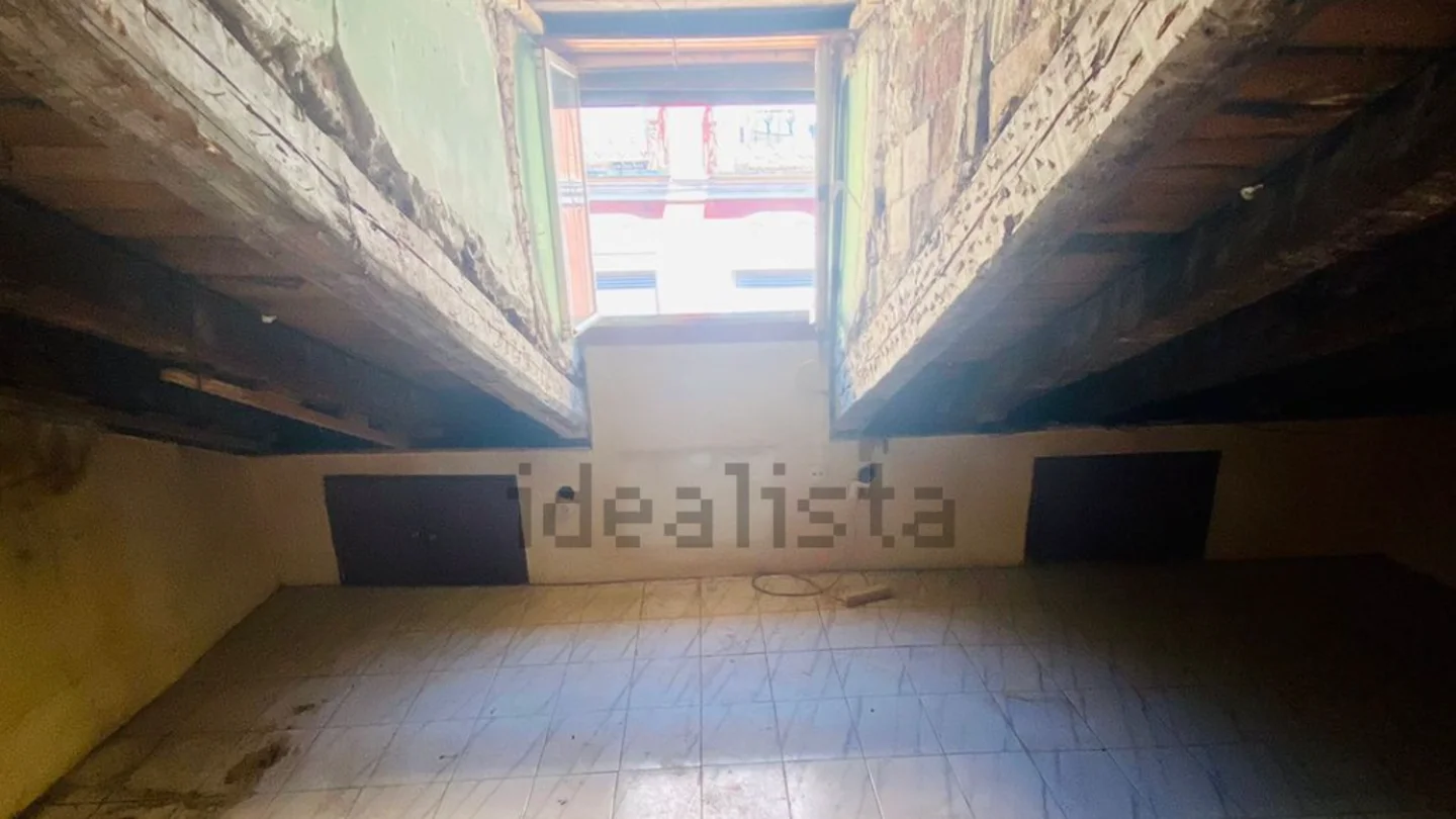 El ‘zulo tejado’ de 17 metros que Idealista anuncia como “una inversión con rentabilidad” en Lavapiés (Madrid) El ‘zulo tejado’ de 17 metros que Idealista anuncia como “una inversión con rentabilidad” en Lavapiés (Madrid)