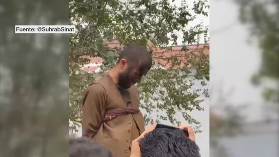 Los talibanes humillan a un afgano en plena calle Los talibanes humillan a un afgano en plena calle