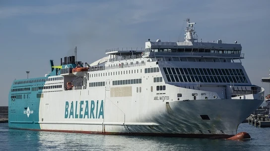 Un ferry de la compañía Balearia. Un ferry de la compañía Balearia.